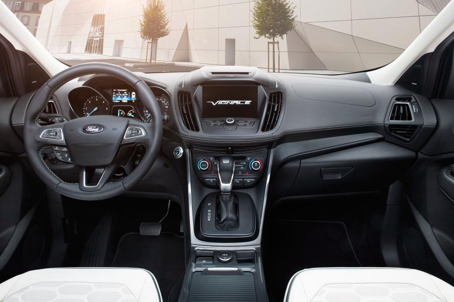Торпедо Ford Vignale Kuga 2016 года  (фото 32 из 38)